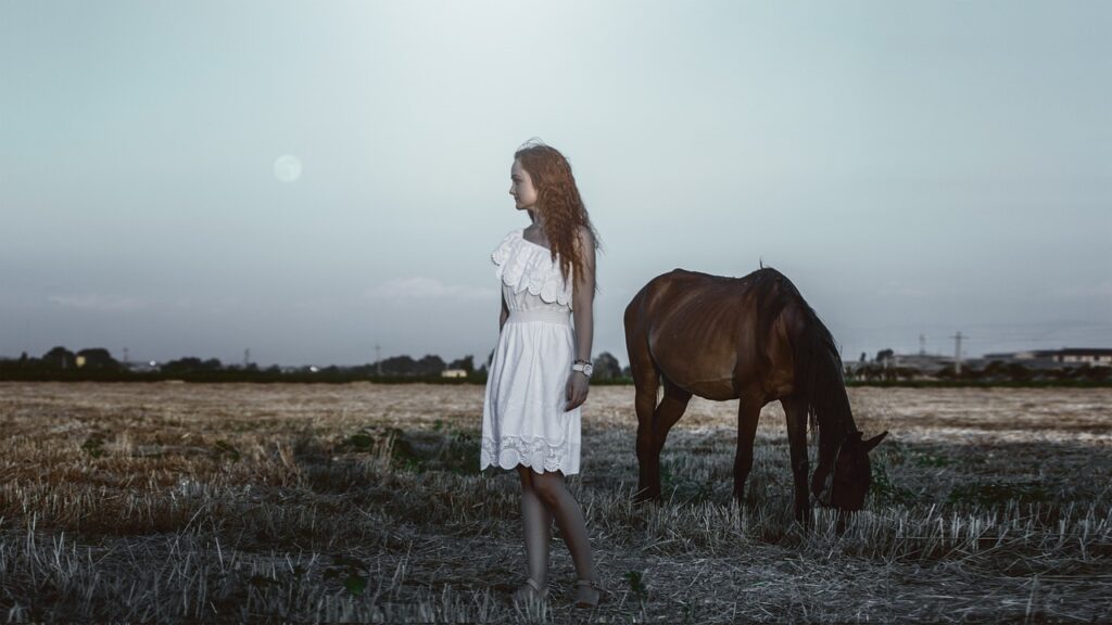 photo session with a horse, young woman, hat-healing a broken heart after a breakup